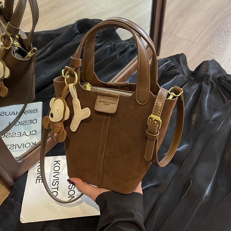 美拉德复古麂皮绒包包女士2025新款秋冬百搭斜挎包通勤手提水桶包,箱包皮具/热销女包/男包,通用款女包,淘宝优惠券,粉丝福利购,淘宝优惠卷