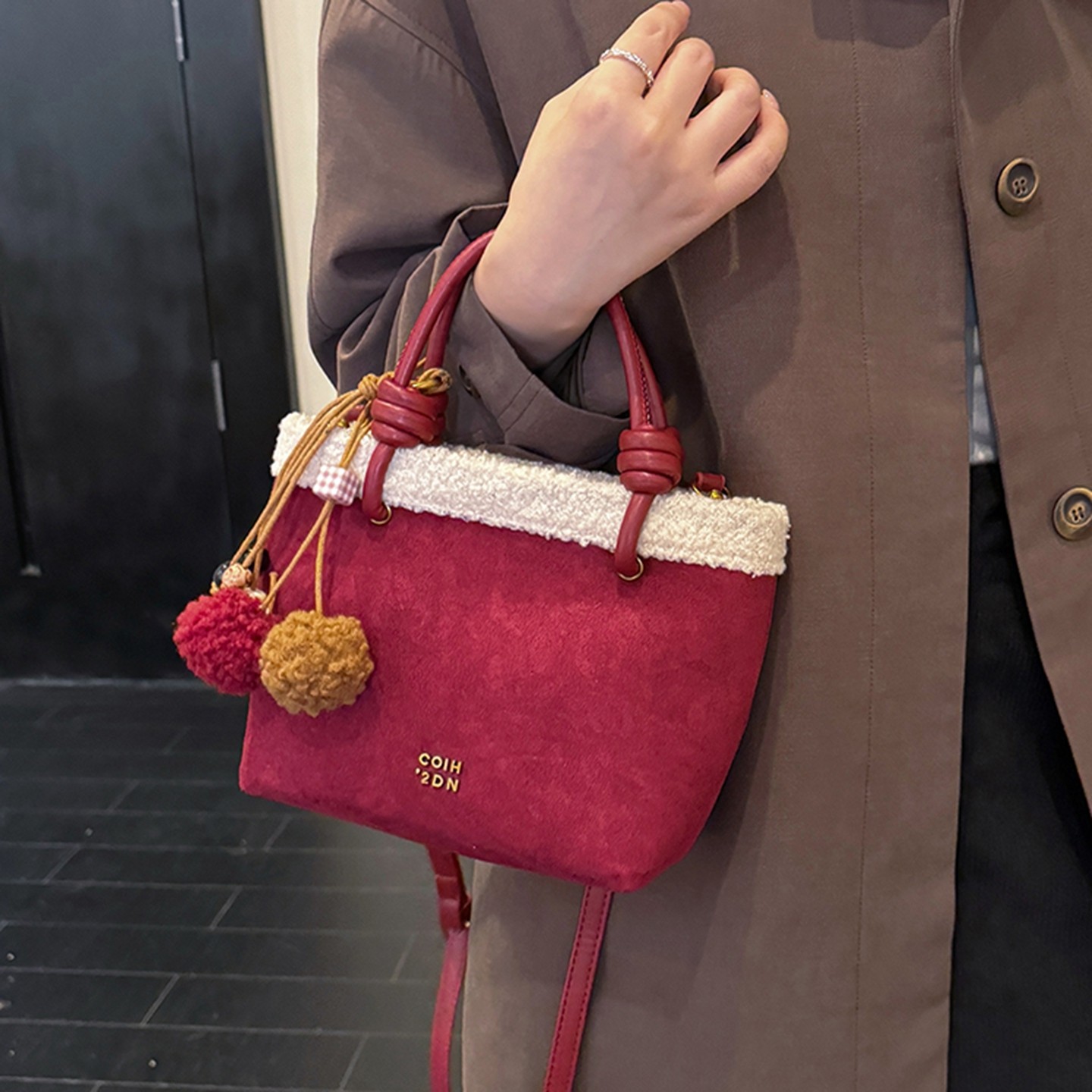 复古红色麂皮绒小包包女新款秋冬高级感百搭斜挎包毛绒手提水桶包,箱包皮具/热销女包/男包,通用款女包,淘宝优惠券,粉丝福利购,淘宝优惠卷