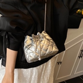 夏天流行银色小包包女2026新款 菱格链条包超火斜挎手提水桶包 时尚