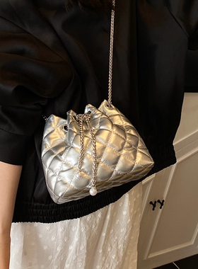 夏天流行银色小包包女2026新款时尚菱格链条包超火斜挎手提水桶包