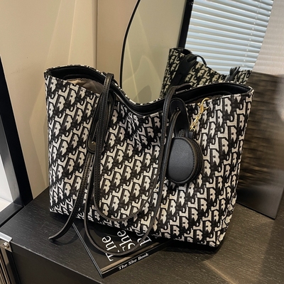 流行时尚复古大容量通勤托特包