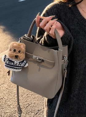 秋冬高级感包包女2025新款上班通勤百搭斜挎包复古手提菜篮水桶包