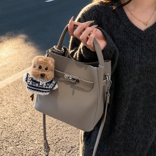 秋冬高级感包包女2026新款上班通勤百搭斜挎包复古手提菜篮水桶包