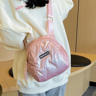 今年流行包包女2025新款潮秋冬休闲羽绒斜挎包百搭爆款超火贝壳包