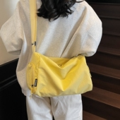 简约大容量尼龙帆布包包女夏季 轻便斜挎枕头包运动瑜伽健身包 新款