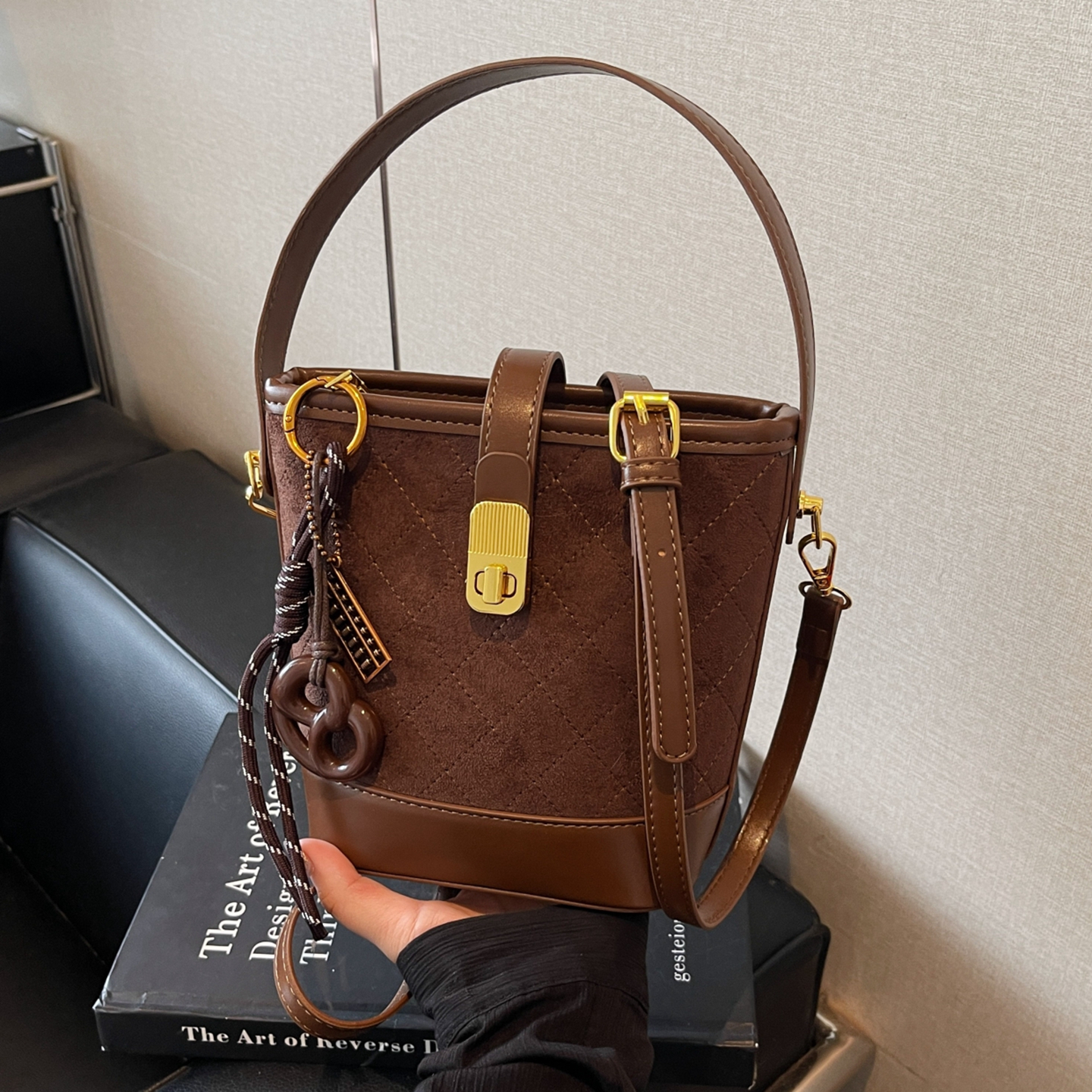 秋冬复古斜挎包通勤手提水桶包