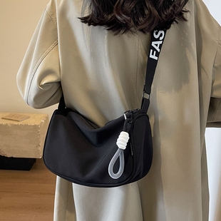 时尚 秋冬休闲百搭宽肩带斜挎枕头包 通勤大容量单肩包包女2025新款