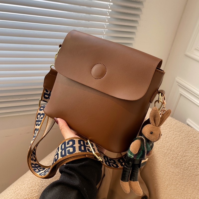 高级质感包包女2025秋冬新款时尚宽肩带斜挎包百搭ins小众水桶包,箱包皮具/热销女包/男包,水桶包,淘宝优惠券,粉丝福利购,淘宝优惠卷