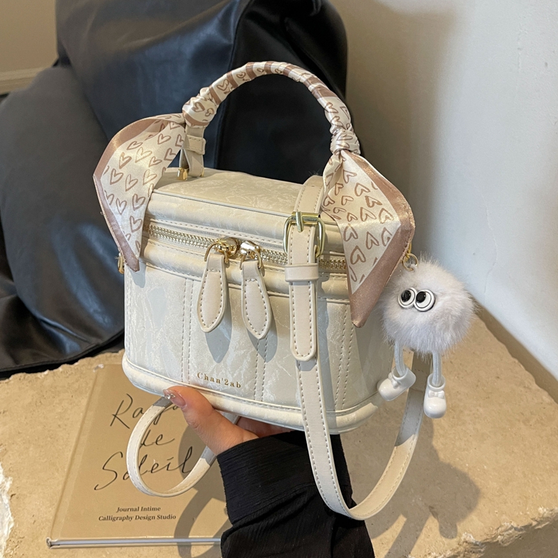 今年流行斜挎包超火手提水桶包