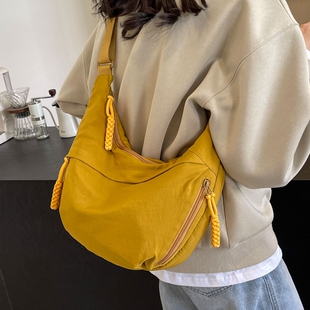 春夏休闲大容量包包女2026新款简约通勤单肩包运动健身斜挎饺子包