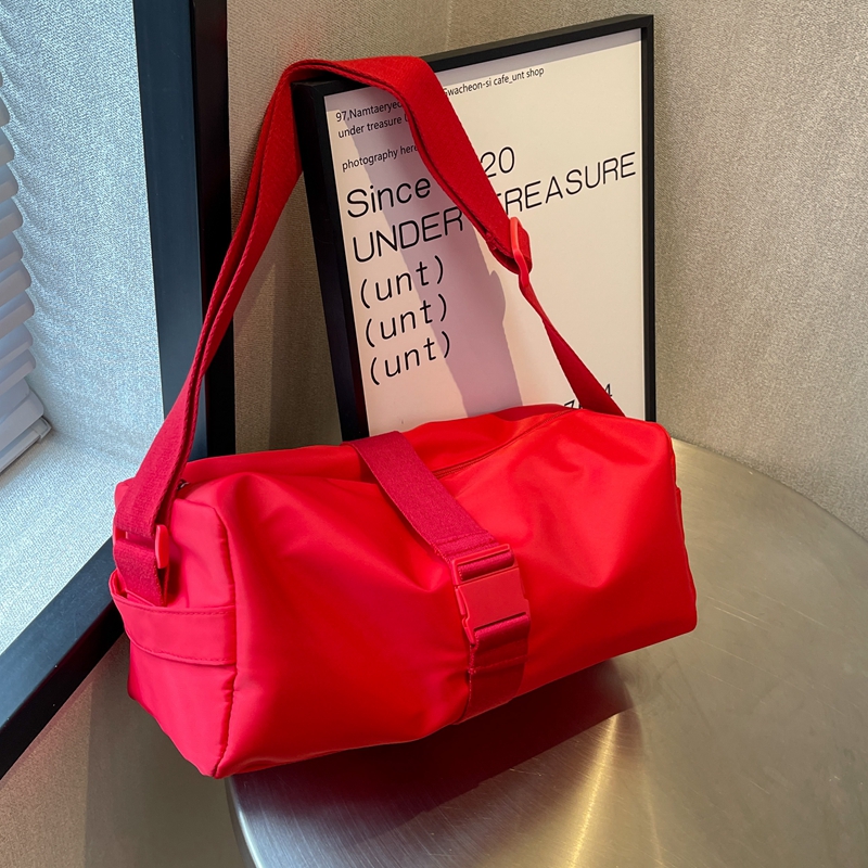 红色包包女2025新款大容量时尚尼龙布枕头包休闲单肩斜挎包健身包
