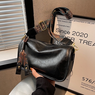 今年流行包包女2025新款潮秋冬时尚宽带斜挎包小众复古爆款枕头包