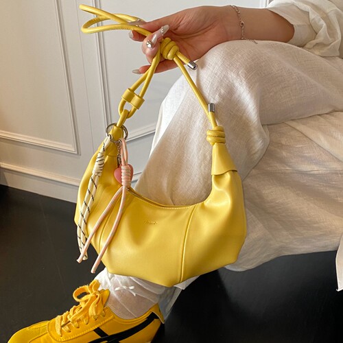 高级感通勤斜挎手机包牛角包