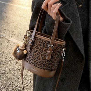 超火小众复古豹纹包包女式2025新款秋冬流行百搭斜挎包手提水桶包