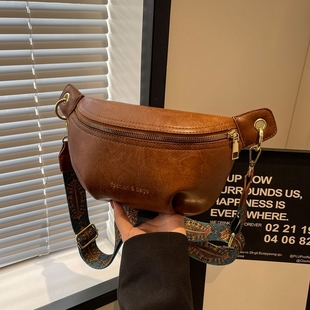 今年流行包包女2025秋冬新款韩版小众饺子包宽肩带斜挎包复古胸包