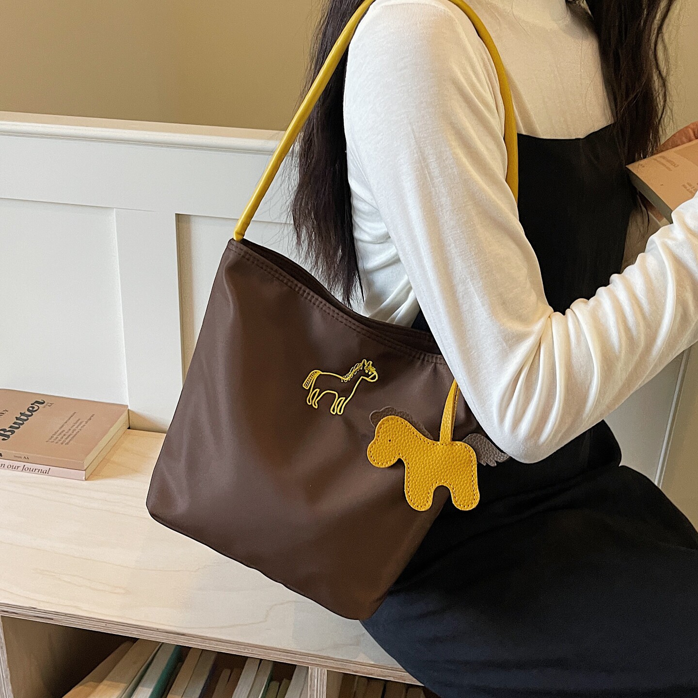 轻便尼龙帆布包包女士2026新款通勤单肩腋下包超火休闲手提水桶包