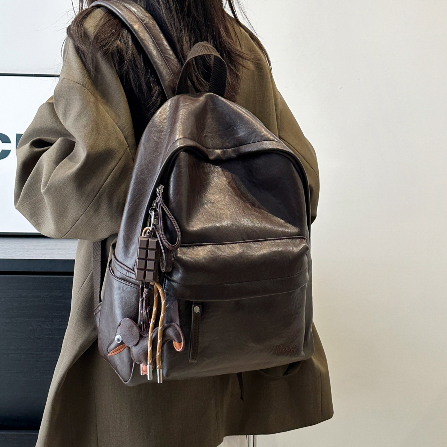 复古软皮通勤双肩包女2025秋冬新款大学生书包轻便旅游背包大容量