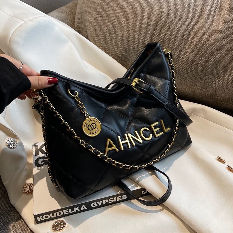 菱格链条单肩包通勤斜挎水桶包