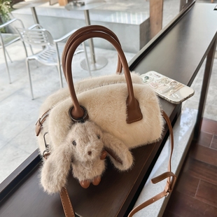 冬季超火毛绒包包女2025新款高级感时尚百搭斜挎包流行手提毛毛包