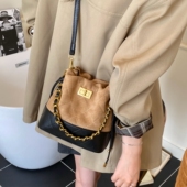 秋冬复古撞色麂皮绒包包女2026新款 时尚 菱格斜挎包链条手提水桶包