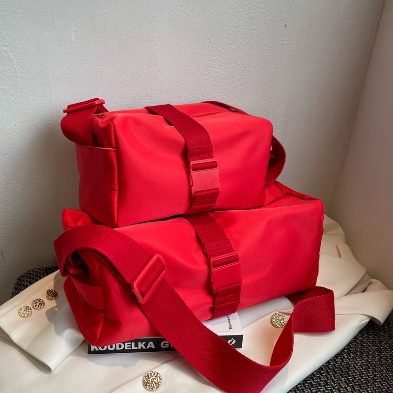 红色吐司包运动健身包尼龙布大容量通勤单肩斜挎枕头包女2025新款