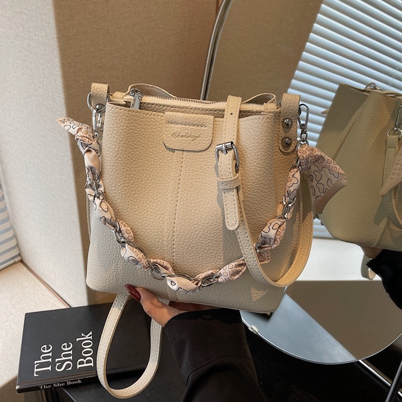 今年流行包包女式2026新款秋冬休闲百搭单肩斜挎包外出手拎水桶包