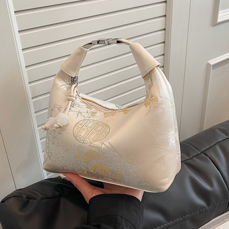 新中式国风包包女包春夏高级感百搭刺绣斜挎包时尚超火手提饺子包