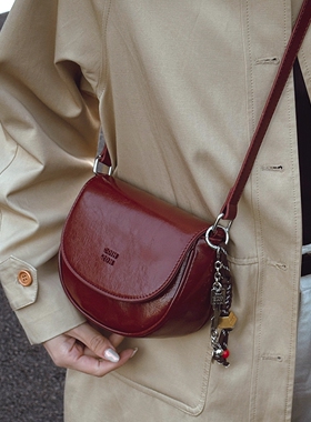 复古红色小包包女夏2026新款高级感洋气斜挎包超火百搭小众马鞍包