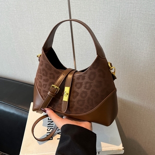 高级感小众包包女2025新款时尚流行豹纹斜挎包秋冬复古手提小拎包