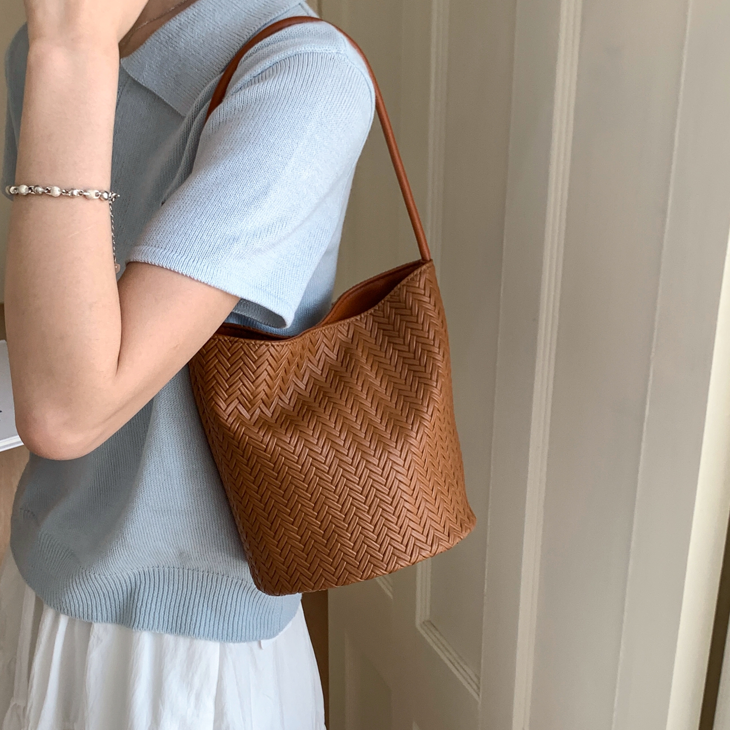 韩系超火编织包女2025新款时尚休闲通勤单肩腋下包复古手提水桶包