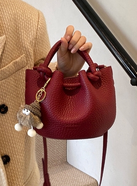 复古红色小包包女秋冬2025新款时尚洋气百搭斜挎包超火手提水桶包