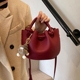 复古红色小包包女秋冬2026新款 洋气百搭斜挎包超火手提水桶包 时尚