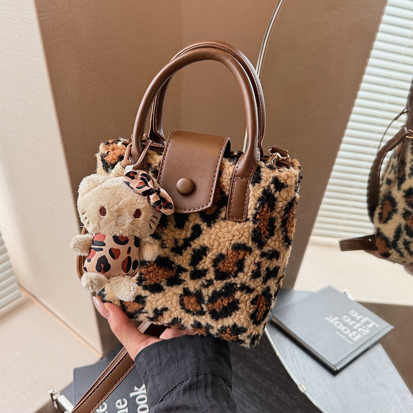 毛绒手机包秋冬豹纹斜挎手提小包