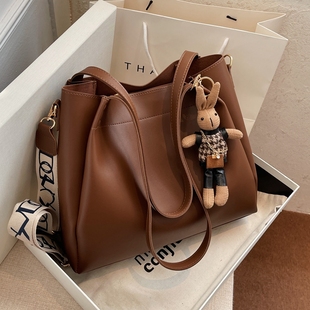 大容量包包女秋冬新款时尚单肩包上课通勤女包托特包宽肩带斜挎包