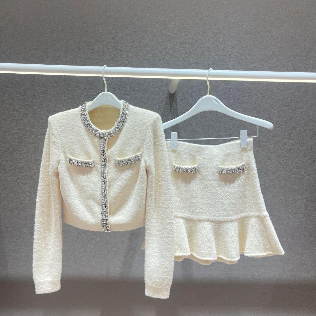 小香风2024秋冬新款白色水钻圆领长袖针织开衫外套鱼尾半身裙套装