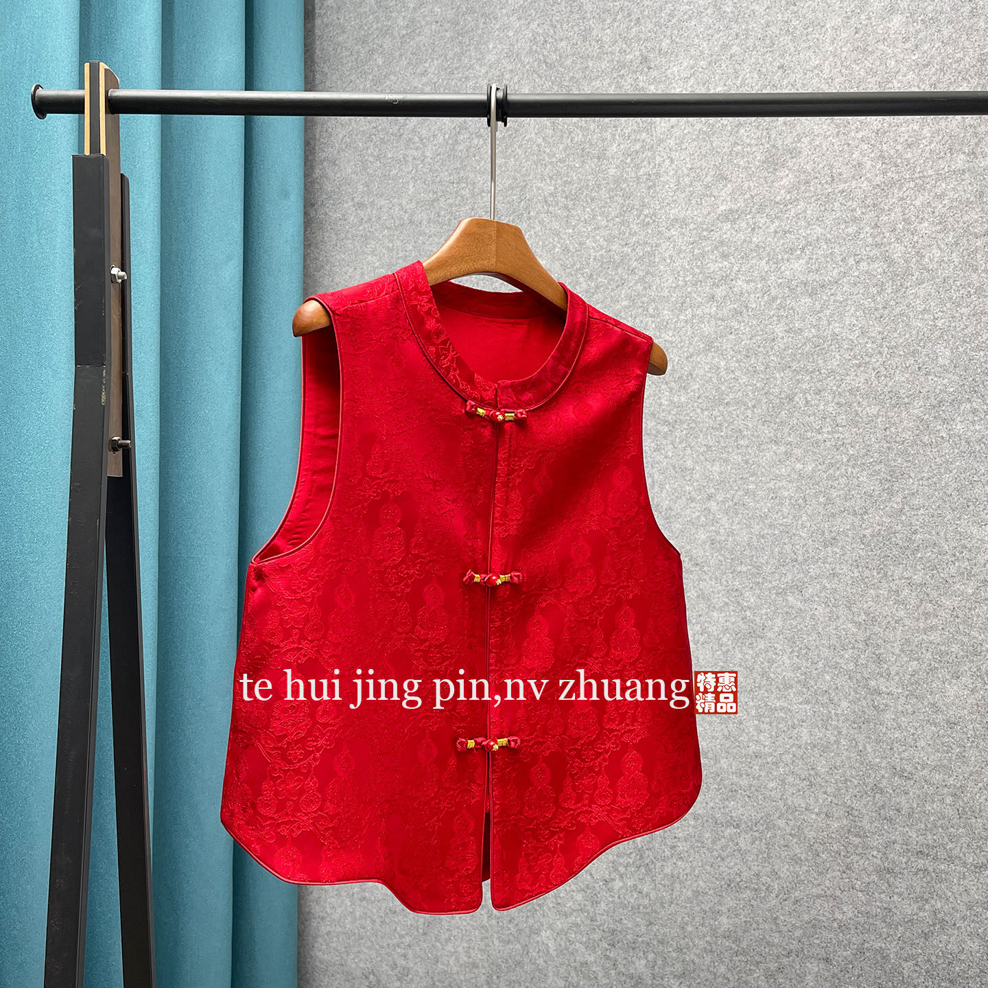 新中式国风红色提花马甲女盘扣立领织锦缎复古马夹高级感新年服,女装/女士精品,马夹,淘宝优惠券,粉丝福利购,淘宝优惠卷