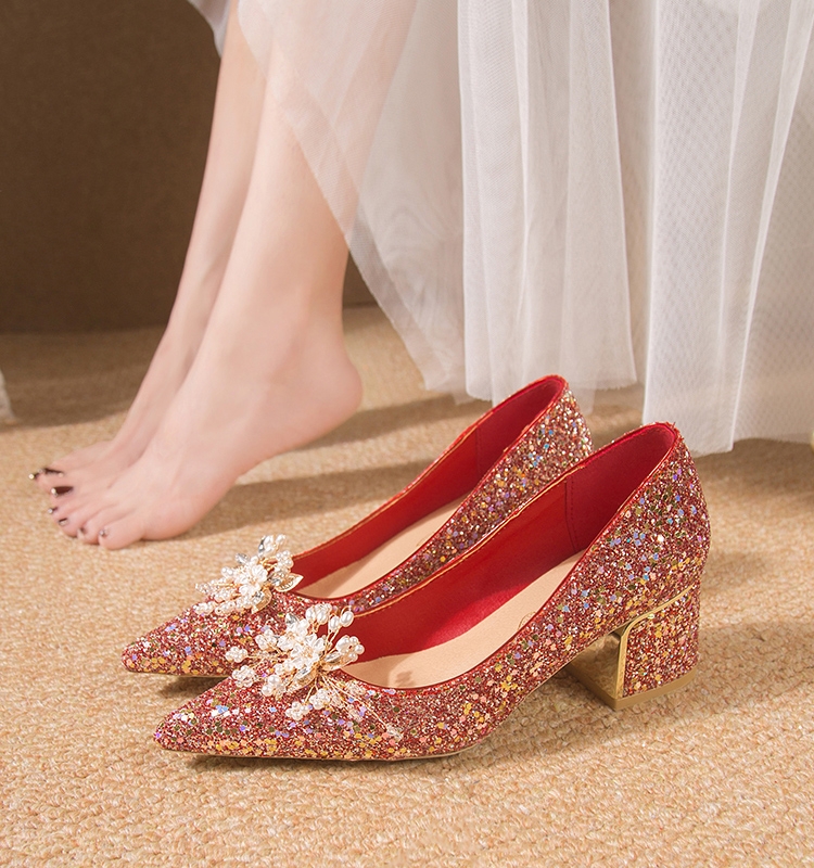 红色婚鞋女婚纱秀禾两穿新娘鞋2023年新款法式尖头粗跟单鞋不累脚