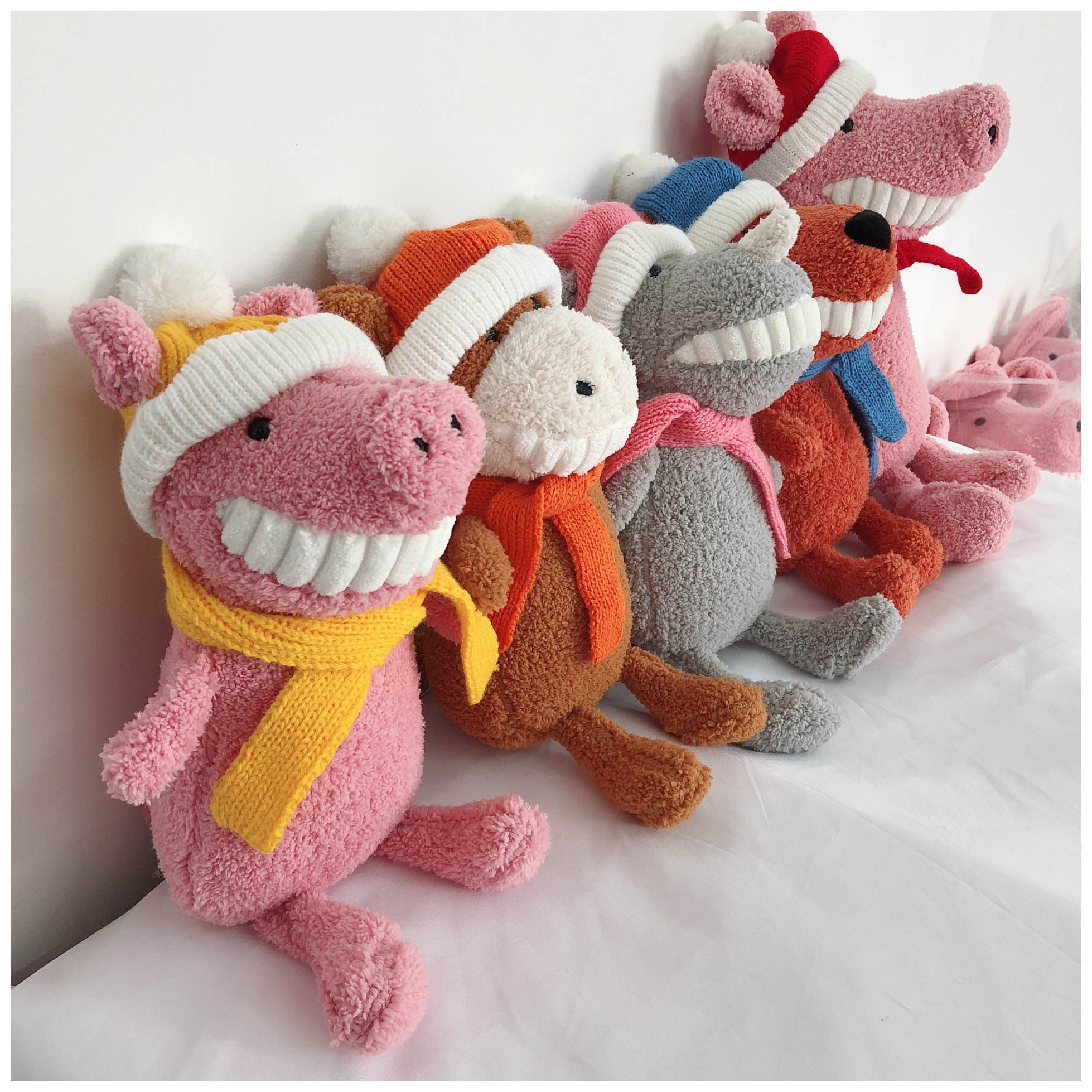 flowerzzz可爱ins丑萌 微笑露齿公仔玩偶定制帽子围巾配件着装