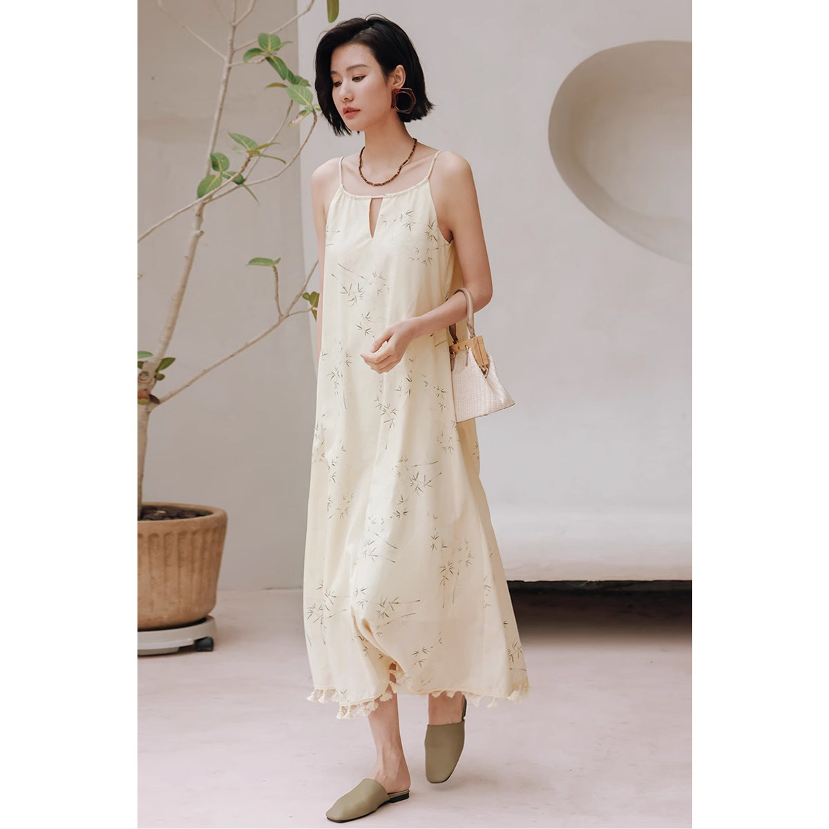 弥古三亚度假连衣裙法式流苏吊带裙高级感沙滩裙女夏海边碎花长裙