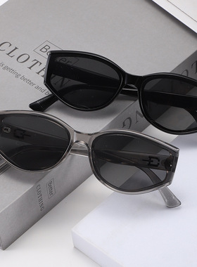 时尚潮流街拍墨镜高级感凹造型女