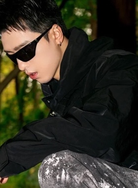 出野户外高级酷防晒装备未来感男墨镜机车个性显瘦黑红绿太阳眼镜