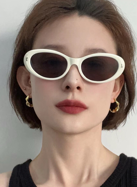 美丽大方椰2025椰镜椭圆猫眼墨镜小脸高级感米白色方圆脸太阳眼镜