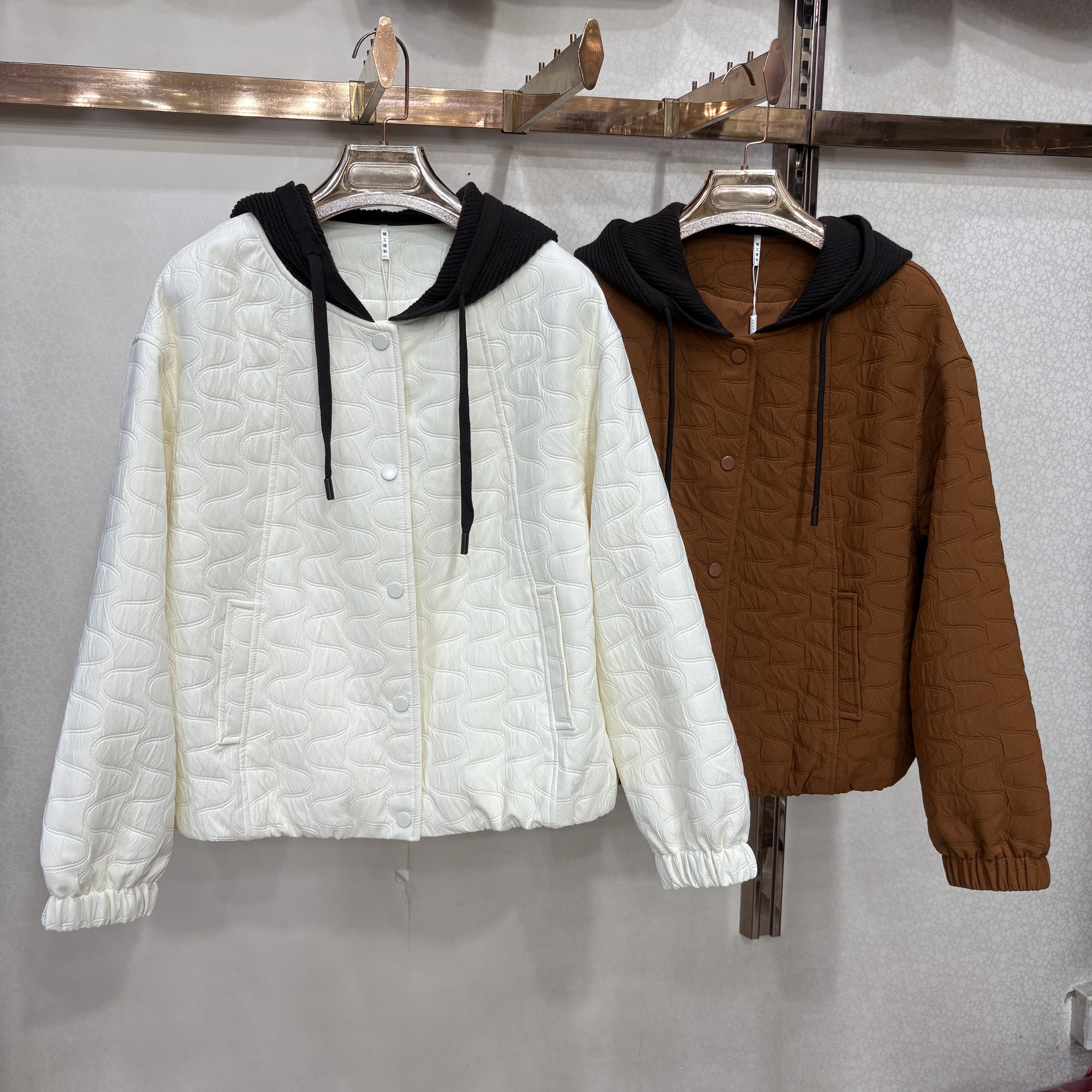 依菲2026A-609专柜正品春季新款时尚减龄休闲连帽夹棉外套上衣女