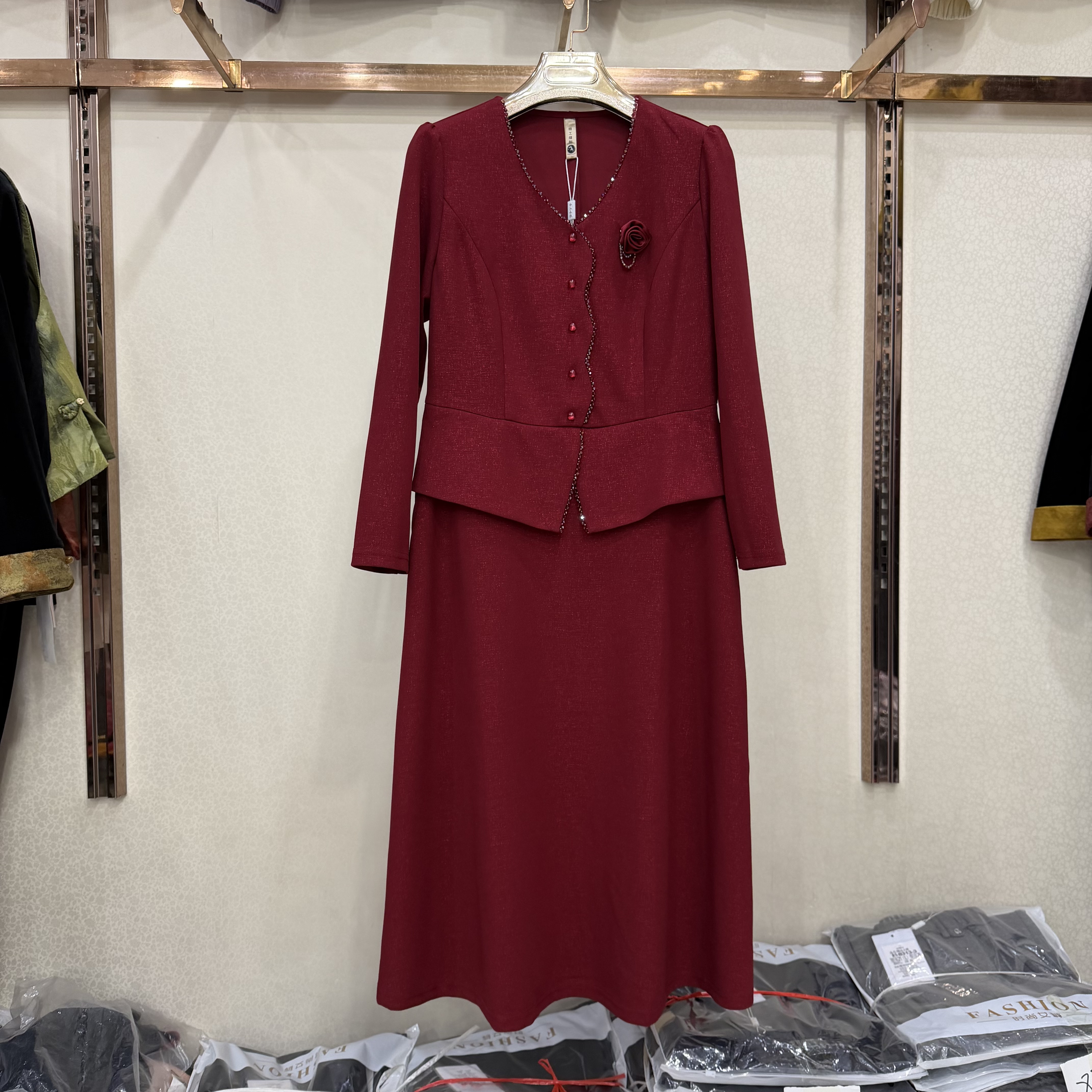 金点26B-605中年婚宴礼服亮丝面料V领胸花装饰假两件红色连衣裙女