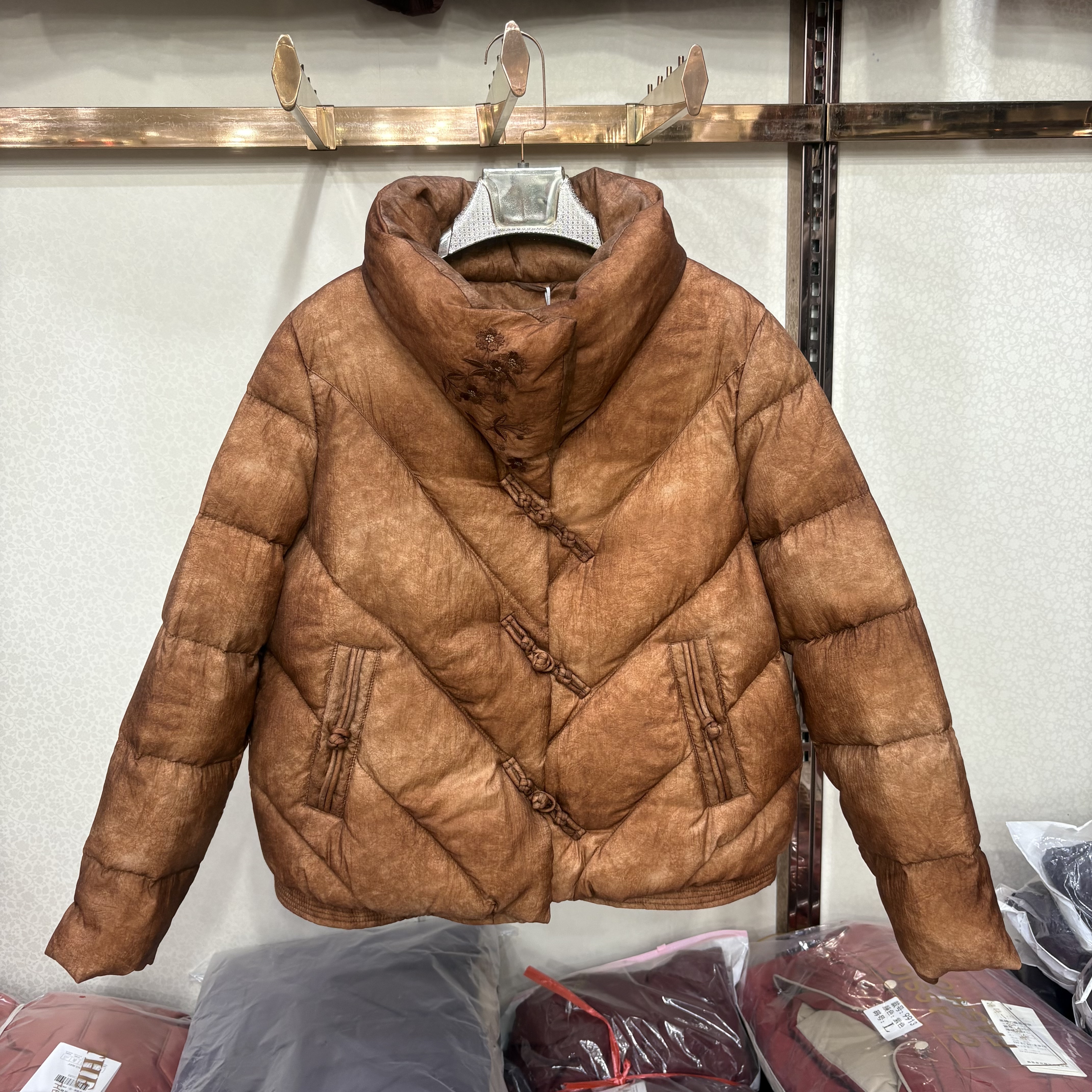 欣亿嘉25B810专柜正品复古蜡染质感冬百搭立领宽松刺绣盘扣羽绒服