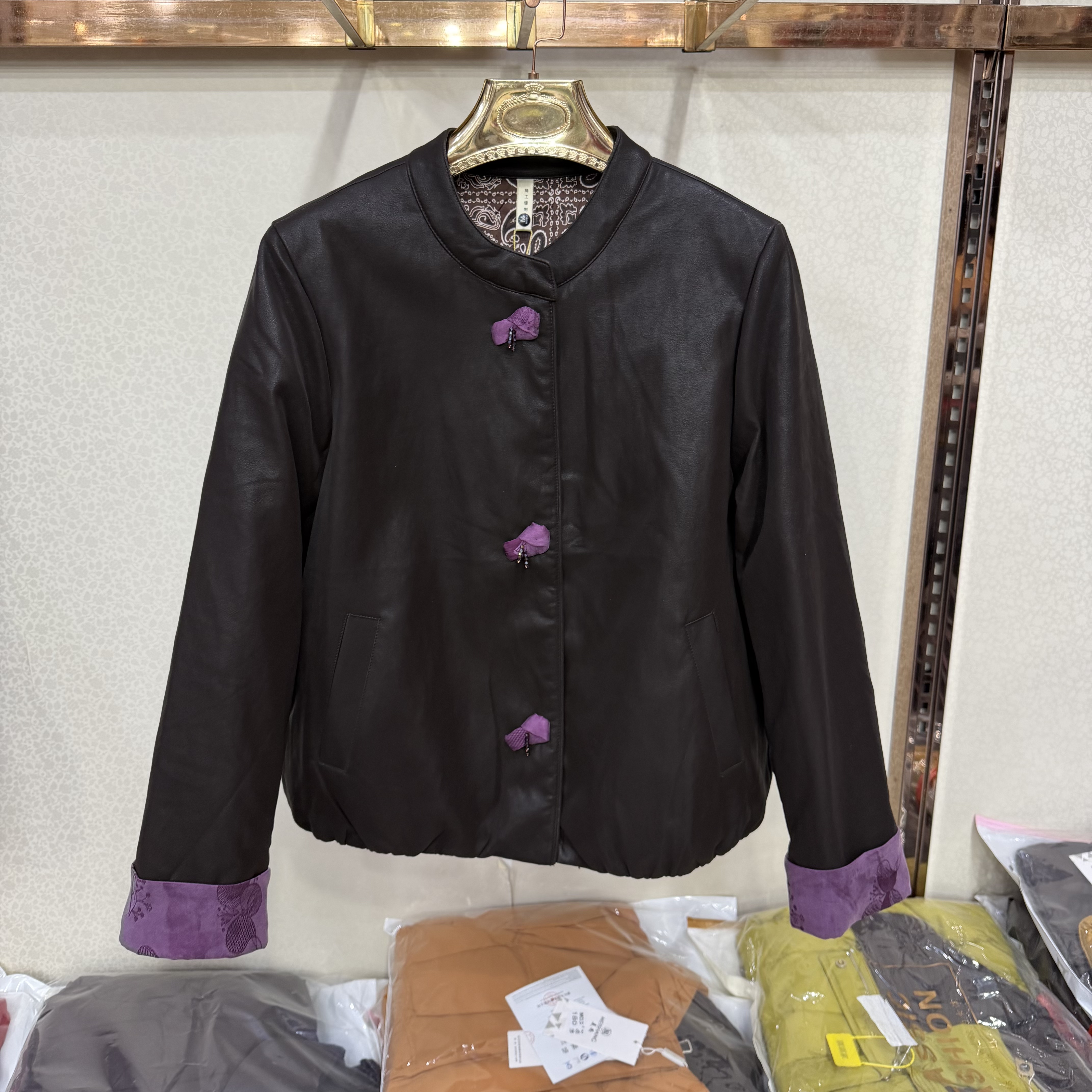 云26Z-18专柜正品新中式皮衣外套女立领紫撞色袖口翻边时尚皮夹克
