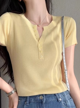 法式奶黄色半纽扣V领短袖T恤女2025春夏修身洋气百搭坑条针织上衣