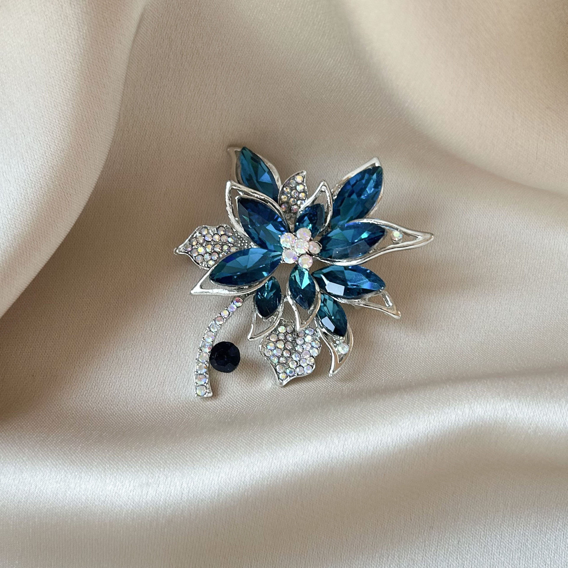 打折玻璃水晶木槿花胸针高级感轻奢银色个性领针礼服胸花装饰优惠