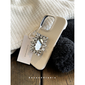 原创高级感象牙白适用iPhone16promax精致水钻支架13苹果17pro荔枝纹皮质15promax手机壳14pro保护壳