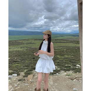 西北旅游白色挂脖连衣裙辣妹设计感高级无袖收腰短款连衣裙